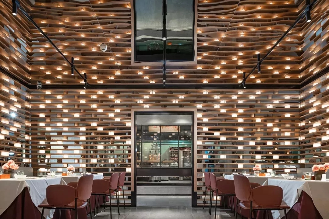 海南大鸭梨烤鸭店以全新的餐饮空间设计，冲破品牌桎梏，重塑品牌形象