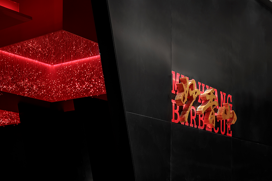 海南这家烤肉店的餐饮空间设计，俨然是红与黑的世界